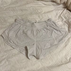 Lululemon white hotty hot shorts 2.5”